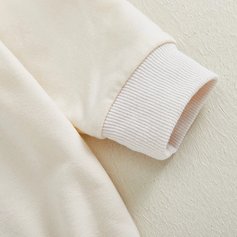 Niemowlęce body z długim rękawem i świątecznym napisem