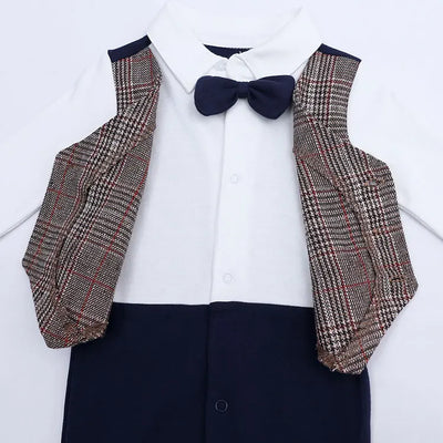 Niemowlęcy pajacyk z elegancką kamizelką i muszką