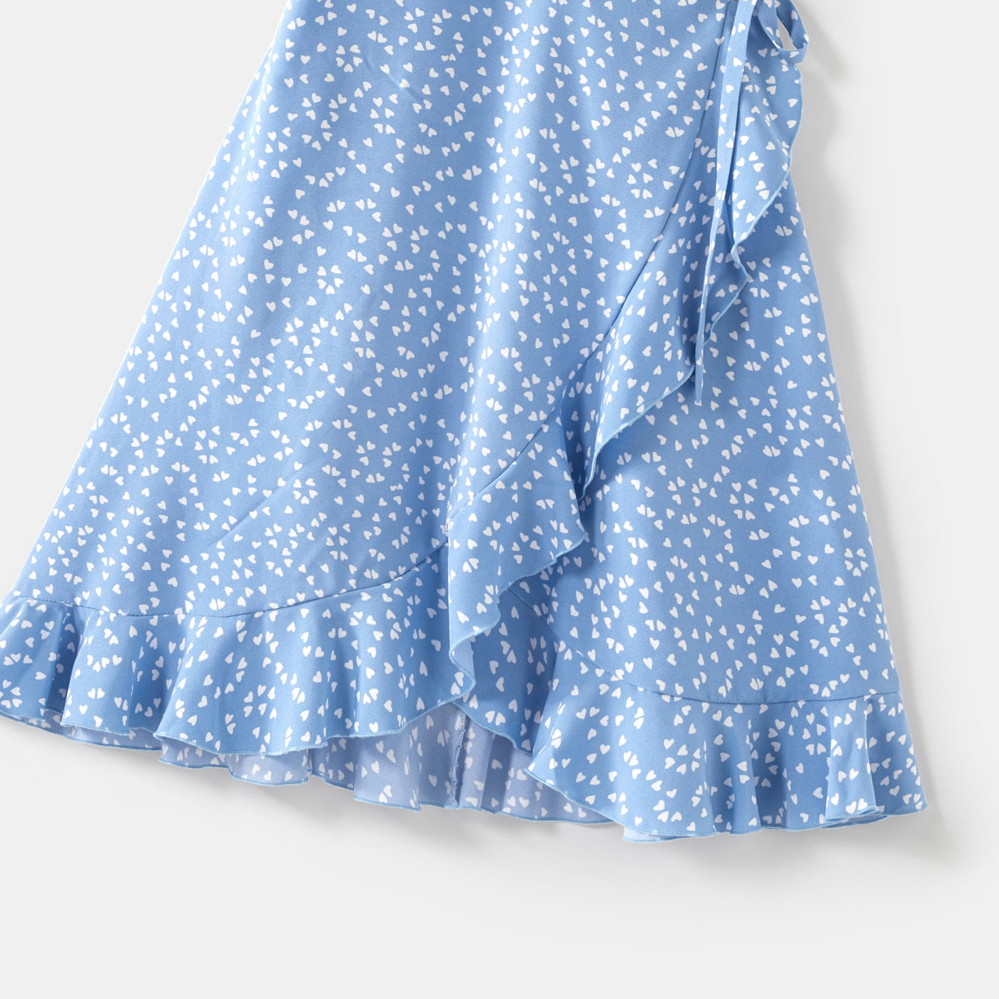 Niebieska sukienka z falbanką w kropki