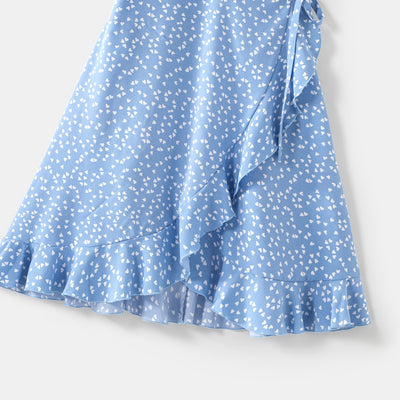 Niebieska sukienka z falbanką w kropki