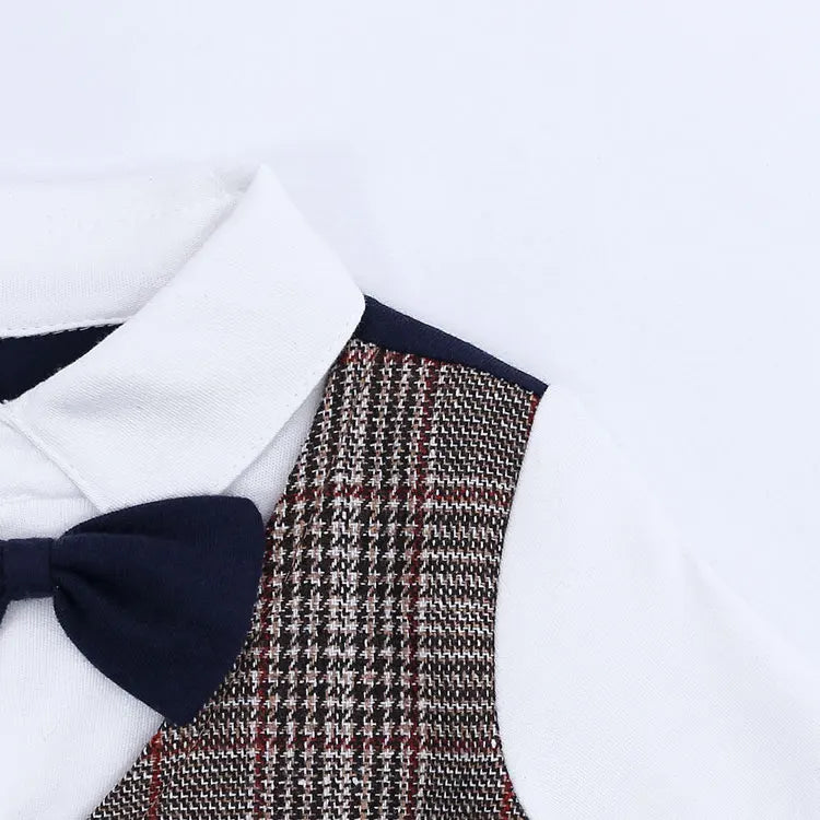 Niemowlęcy pajacyk z elegancką kamizelką i muszką