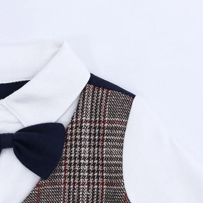 Niemowlęcy pajacyk z elegancką kamizelką i muszką