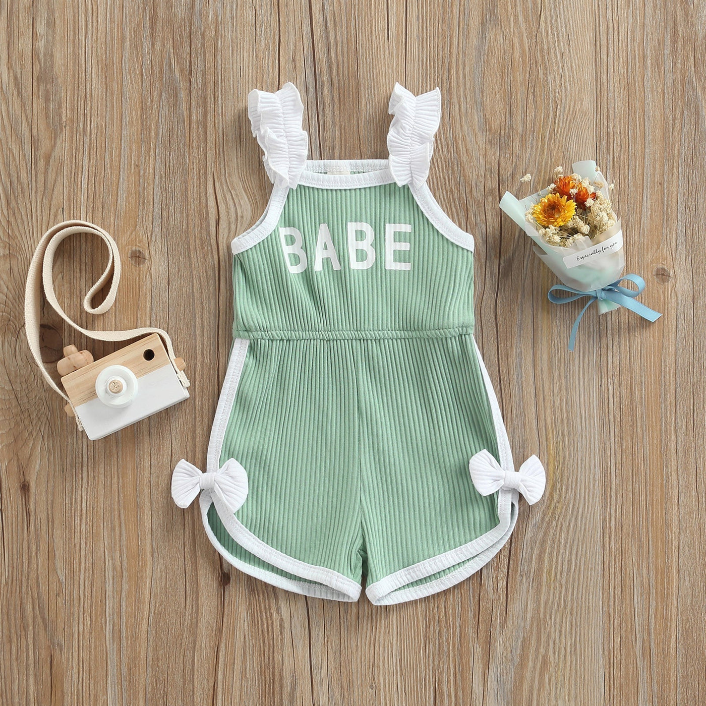 Krótki kombinezon z napisem "BABE"-Babylette