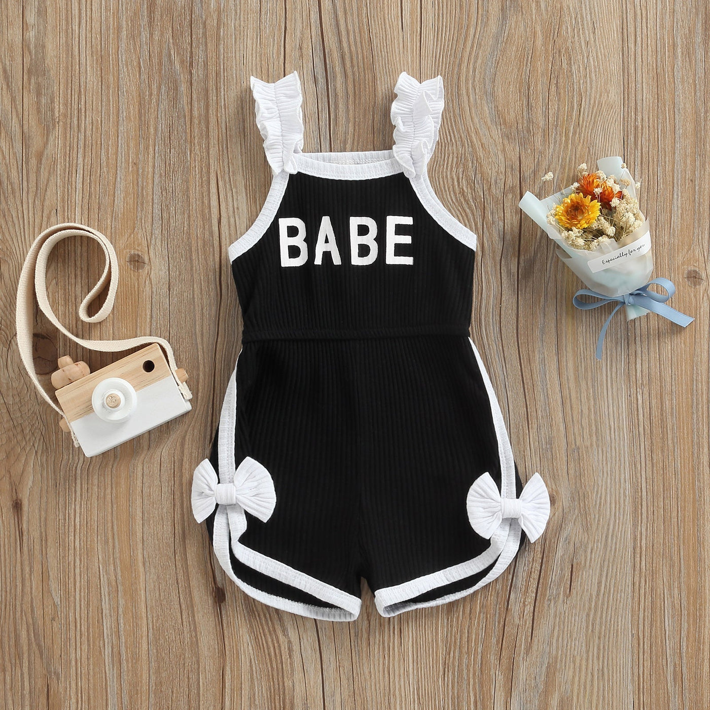 Krótki kombinezon z napisem "BABE"-Babylette