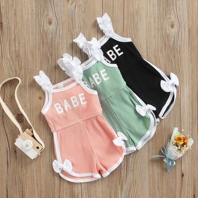 Krótki kombinezon z napisem "BABE"-Babylette